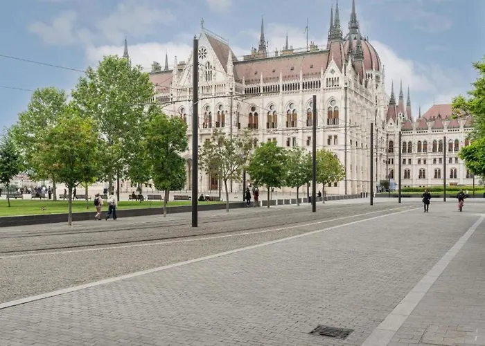 Parliament View Luxury Flats With Terrace Free Parking Upon Reservation