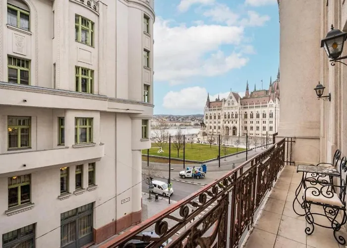Parliament View Luxury Flats With Terrace Free Parking Upon Reservation