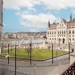 Parliament View Luxury Flats With Terrace Free Parking Upon Reservation Apartman