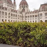 Parliament View Luxury Flats With Terrace Free Parking Upon Reservation *