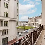 Parliament View Luxury Flats With Terrace Free Parking Upon Reservation