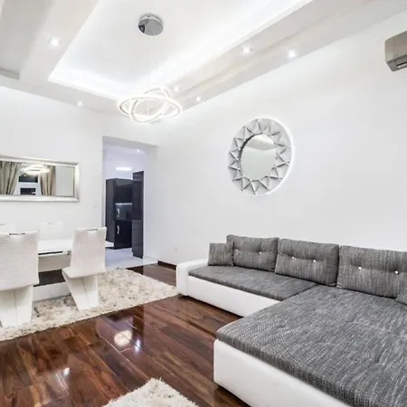 Parliament View Luxury Flats With Terrace Free Parking Upon Reservation Apartmán