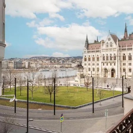 Parliament View Luxury Flats With Terrace Free Parking Upon Reservation Apartmán