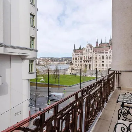 Parliament View Luxury Flats With Terrace Free Parking Upon Reservation *