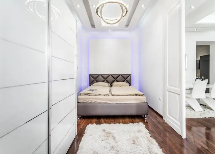 Parliament View Luxury Flats With Terrace Free Parking Upon Reservation