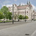 Parliament View Luxury Flats With Terrace Free Parking Upon Reservation