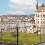 Parliament View Luxury Flats With Terrace Free Parking Upon Reservation Appartement